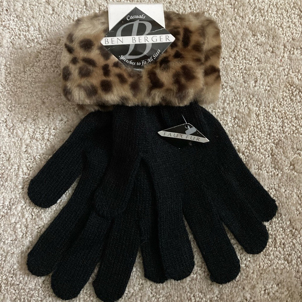 Women’s black knit gloves with faux leopard print fur